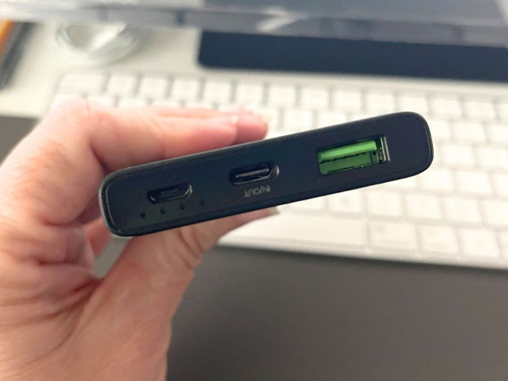 View of the ports on the Momax Slim Charger