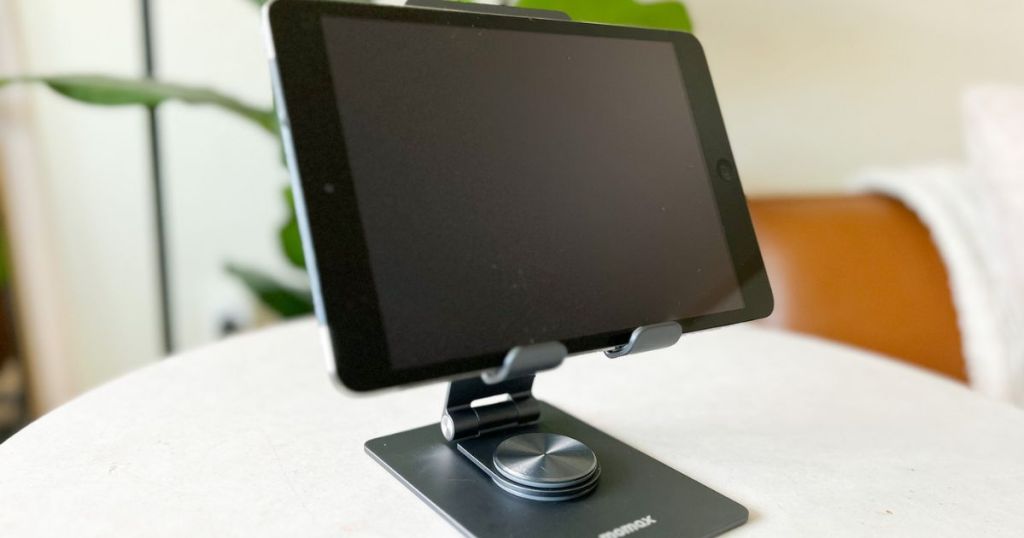 Momax tablet stand with IPAD horizontaly placed on it