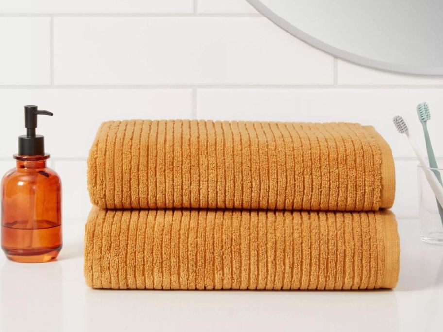 2 orange towels