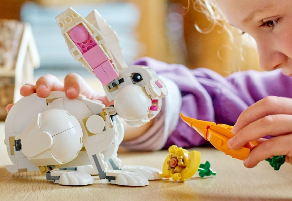 little-girl-feeding-a-white-rabbit-a-carrot-and-a-flower مجموعة ليجو أرنب عيد الفصح بسعر 12.99 دولارًا فقط |  قد تبيع!