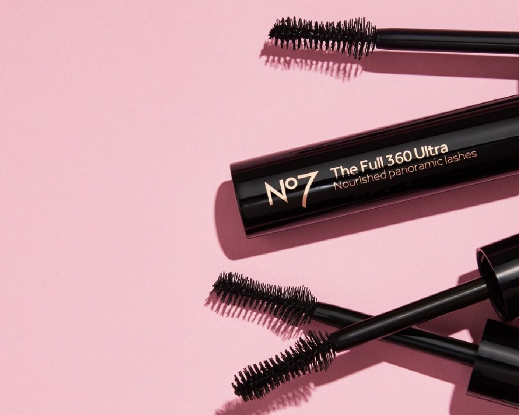 mascaras with lids off