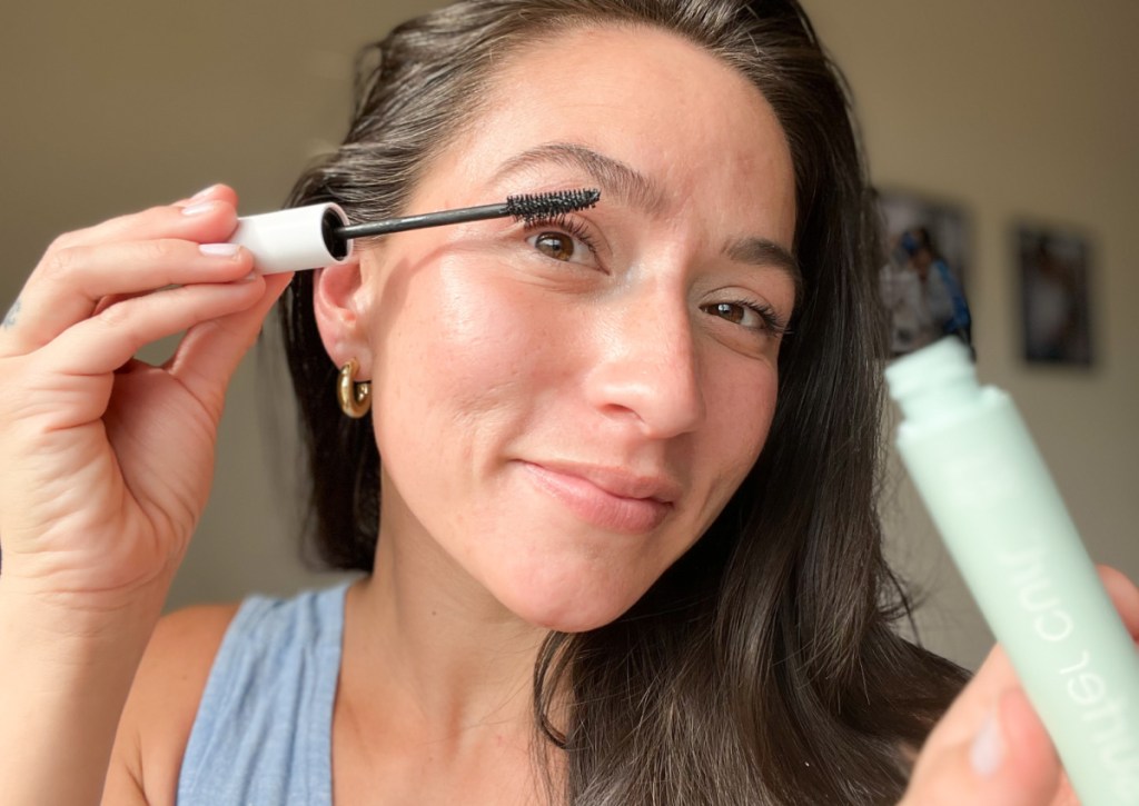 woman applying surfer curl mascara to lashes