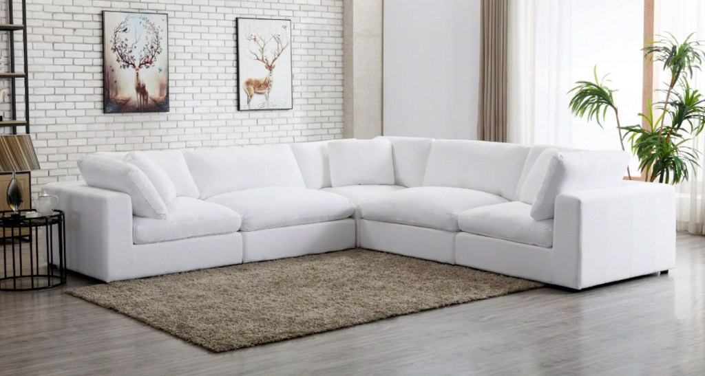 أريكة مقطعية بيضاء في غرفة المعيشة