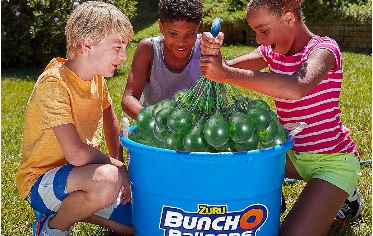 3 kids with a tub full of Bunch O Balloons 100 count Grenades green water balloons