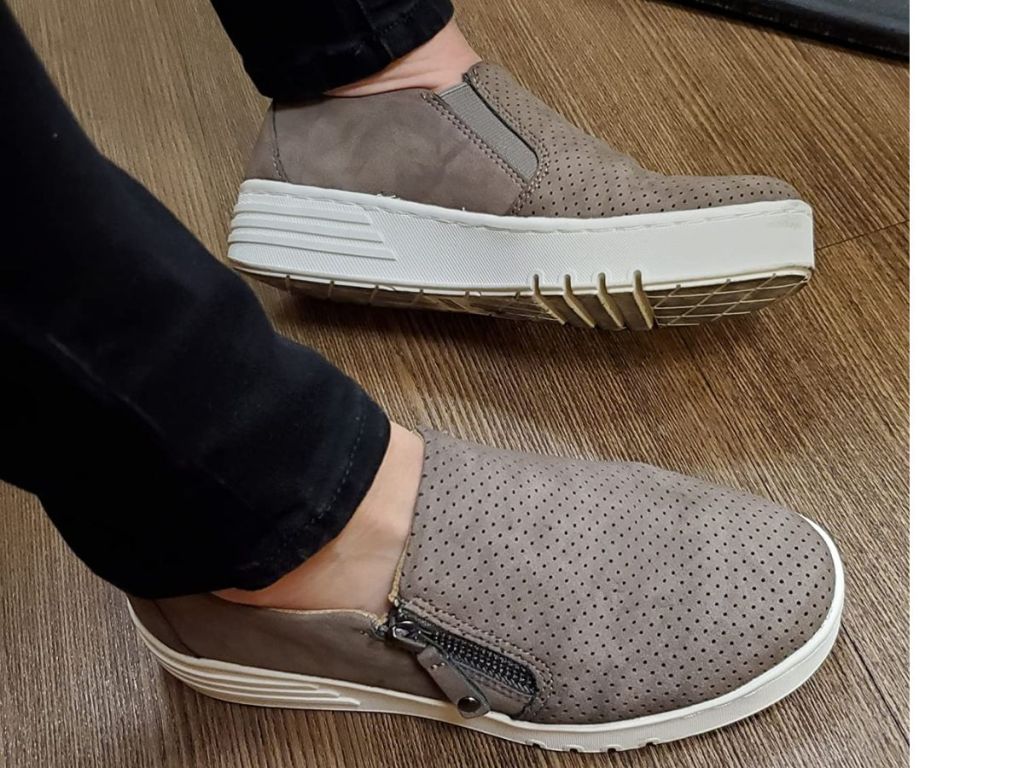 Cushionaire women's Nissa sneakers in gray on woman's feet