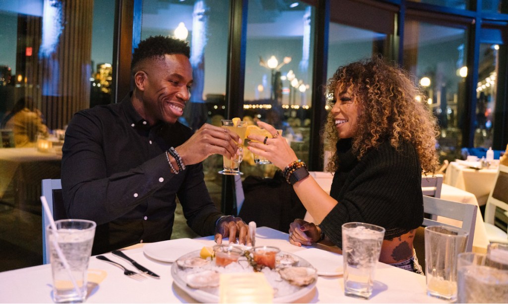 Durchsuchen Sie Groupon-Restaurants, um ein tolles Angebot zu bekommen, wie dieses Paar, das ein romantisches Abendessen genießt.