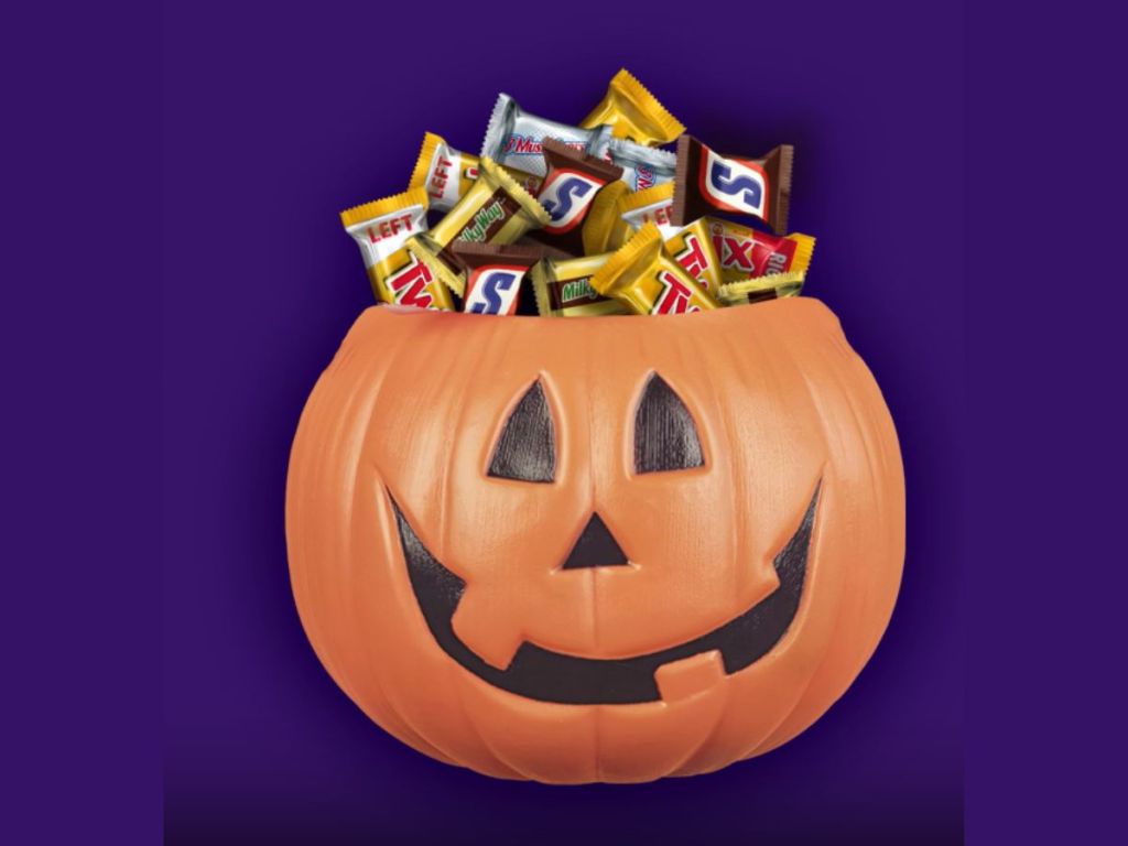 Jackolantern filled with Mars Mini Bars125 Count Variety Pack shown in bowl
