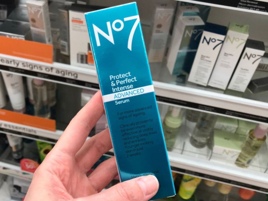 hand holding a box with xNo7 Protect & Perfect Serum inside