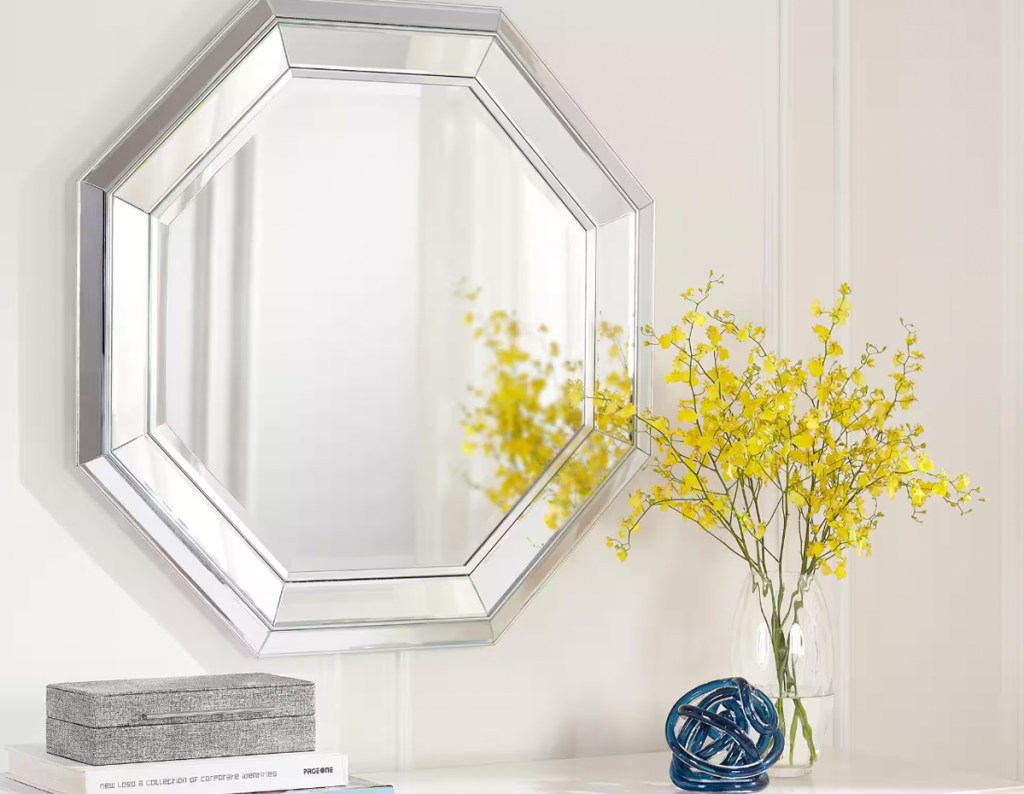 Achteckiger Spiegel aus silberfarbenem, abgeschrägtem Glas mit klassischem Akzent an einer Wand