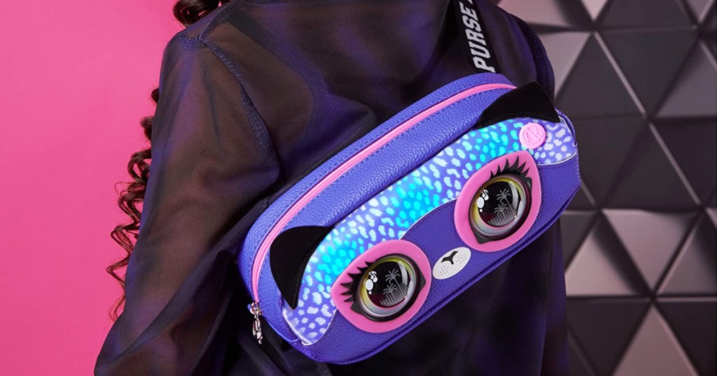 Mädchen trägt lila Handtasche, Haustiertasche auf der Schulter