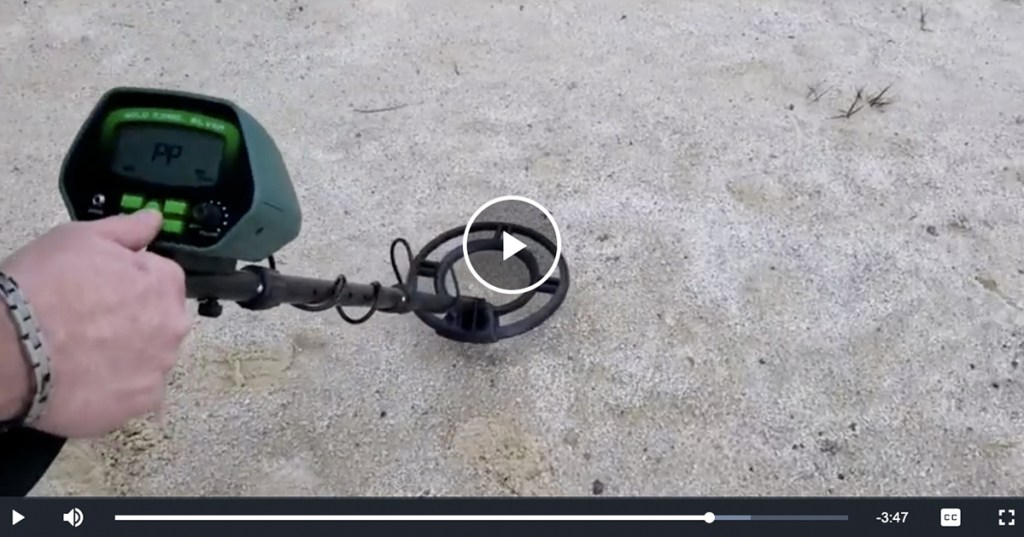 Screenshot eines Videos einer Person, die einen Metalldetektor benutzt