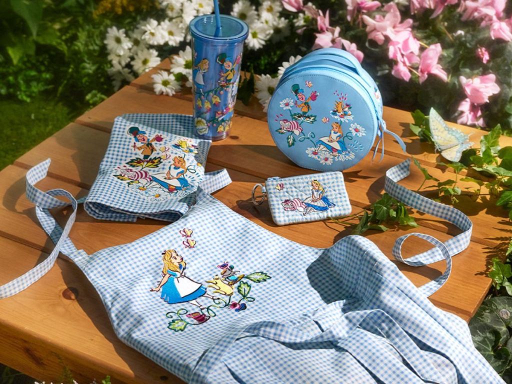 Vera Bradley Alice in Wonderland arpon, bag, tumbler, and towel