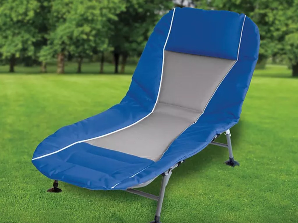 blauer Kinderliegestuhl und Kinderbett
