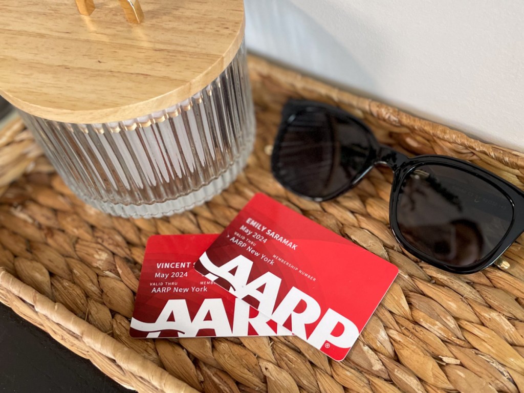 بطاقات AARP على سطح الطاولة بجوار النظارات الشمسية