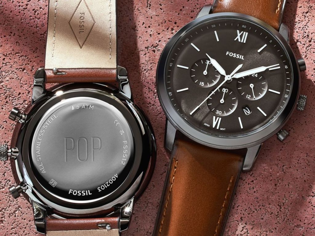 Auf der Rückseite einer Uhr ist „Pop“ eingraviert, und auf einer anderen Uhr ist das Zifferblatt zu sehen