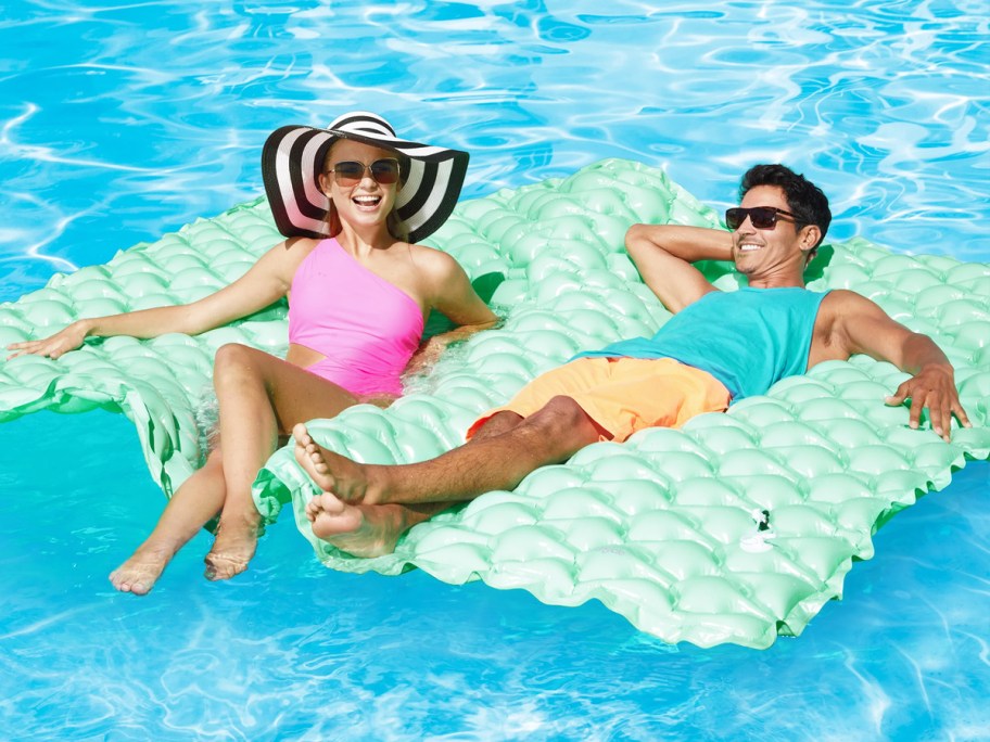 Funsicle-Mega-Party-Giant-Floating-Inflatable-Water-Mat عوامة بحيرة قوس قزح المكونة من 3 قطع بسعر 23.47 دولارًا فقط على موقع Walmart.com (58 دولارًا أمريكيًا) + خصم يصل إلى 65% على عوامات حمام السباحة