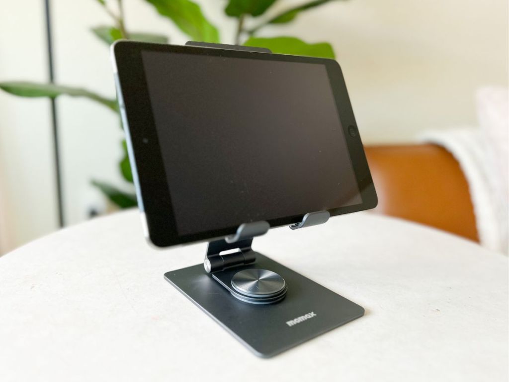 Momax tablet stand with ipad horizontally placed on it