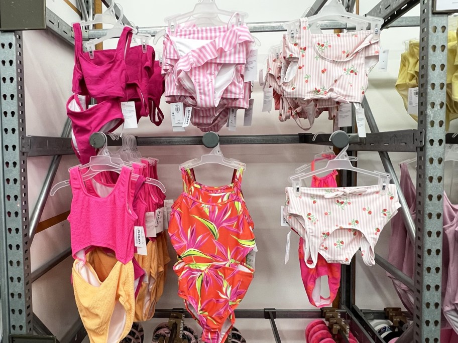 ملابس السباحة للفتيات معروضة في المتجر