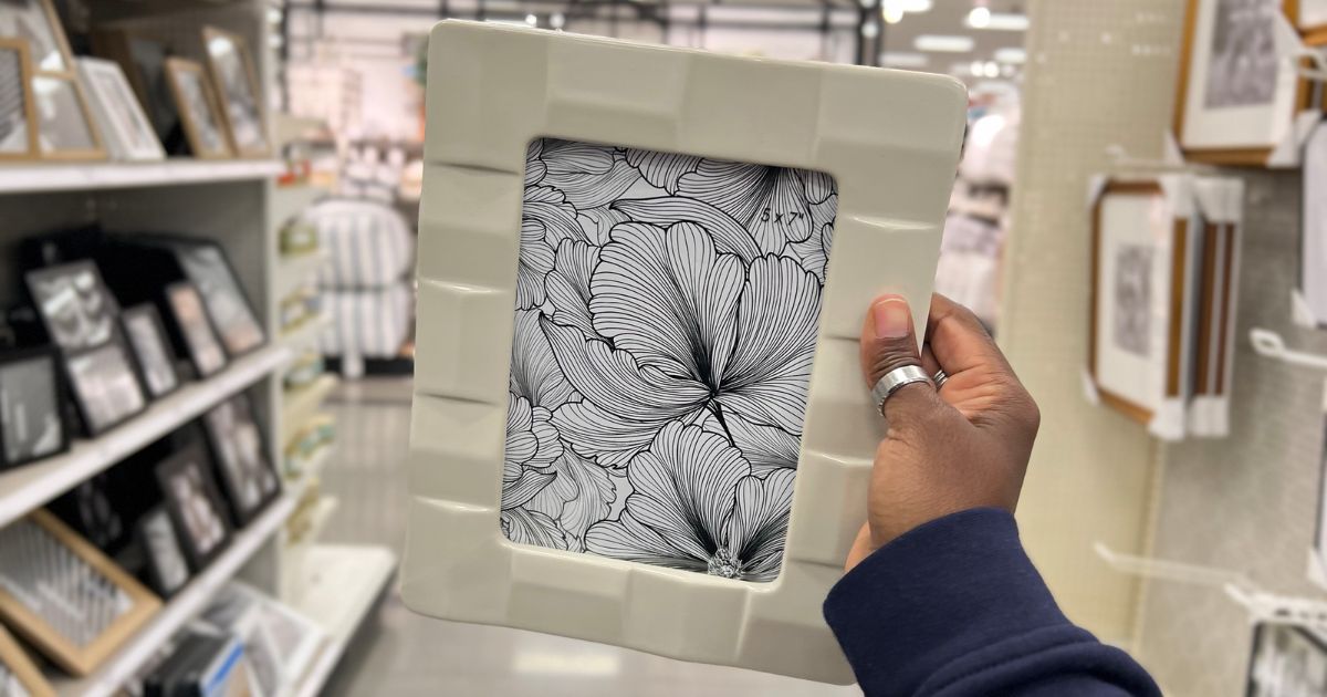 Life Hack Use Toothpaste to Hang a Picture Frame Perfectly Hip2Save