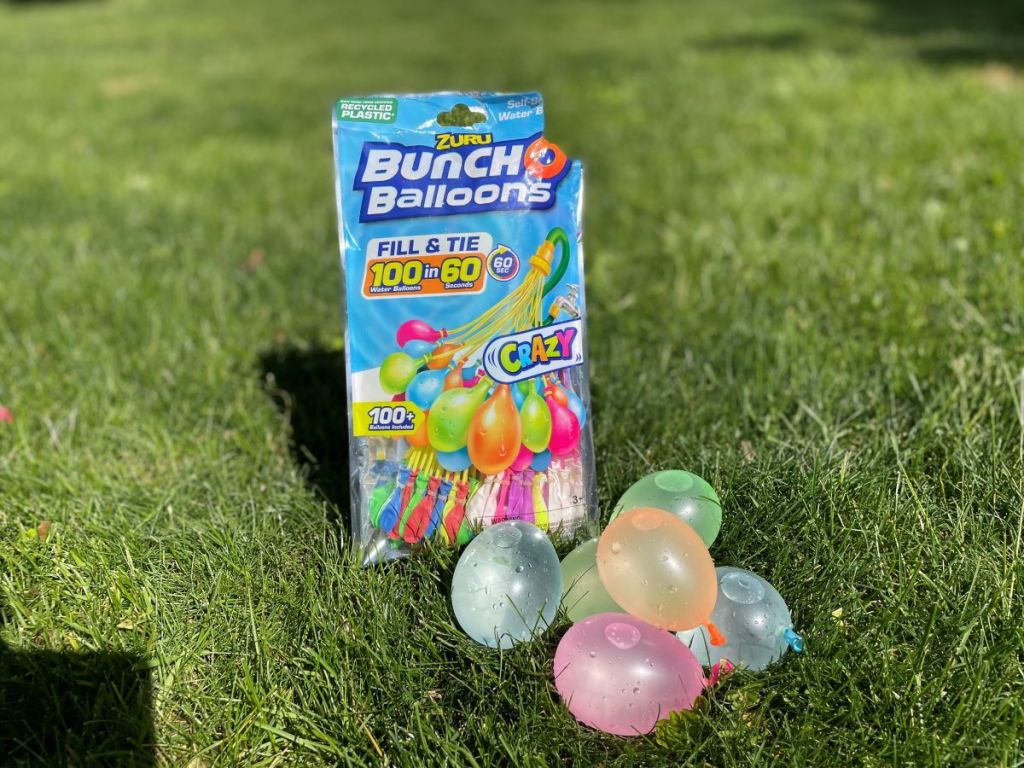 Bunch o Balloons-Paket neben einem Stapel Wasserballons