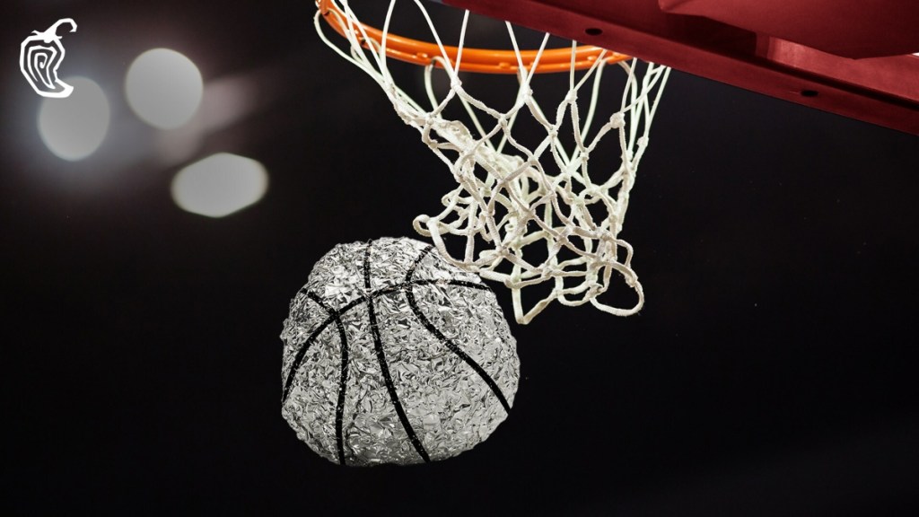 Basketball aus Folie unter dem Netz