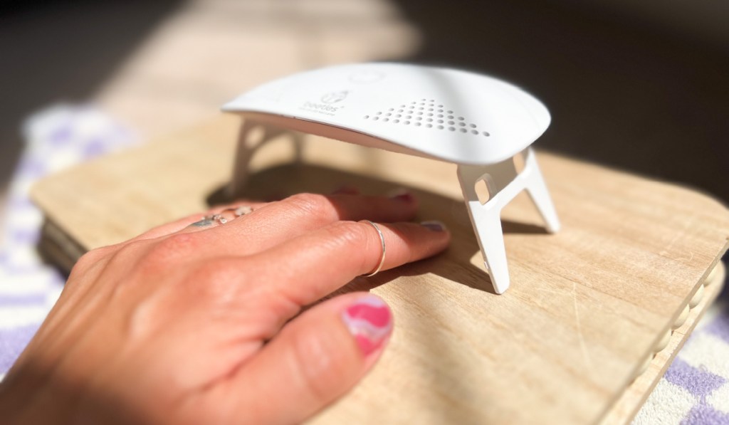 hand under mini uv lamp