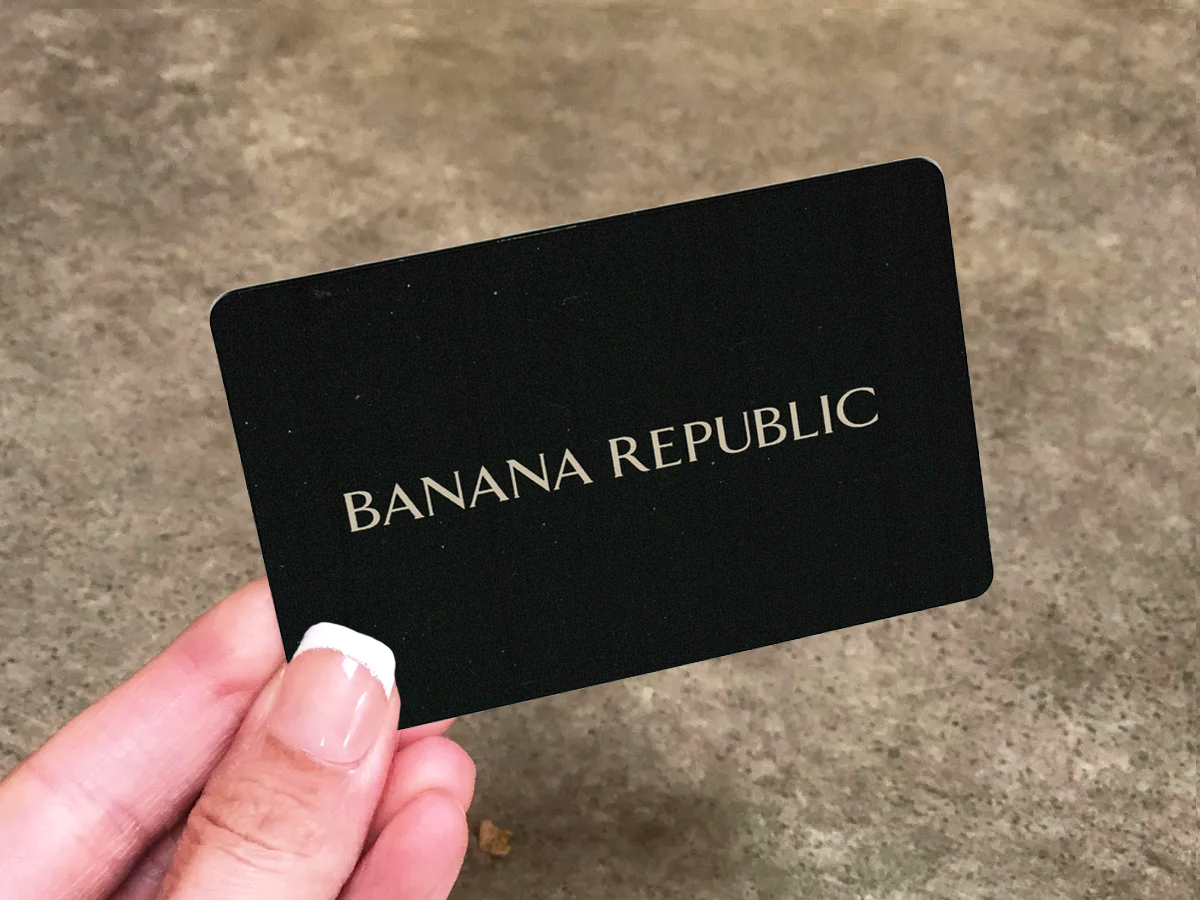 hand holding a black Banana Republic gift card