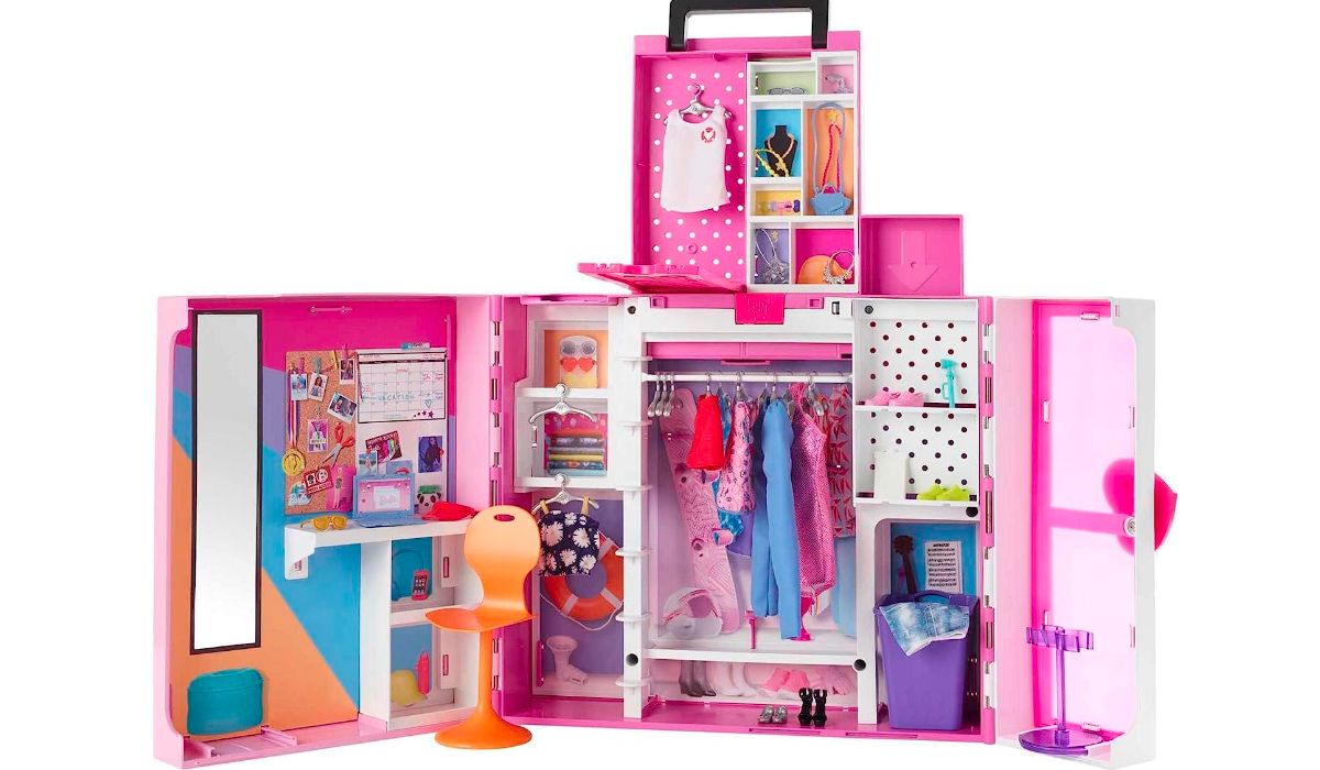 Barbie Dream Closet Playset, 35 pieces including Clothes & Accessories. includes 5 outfits