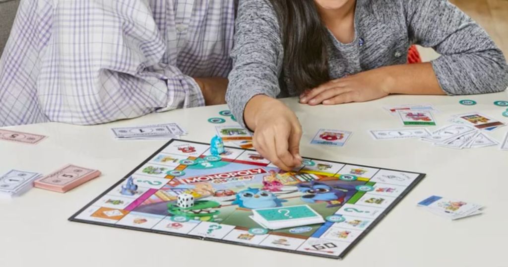 Eine Mutter und eine Tochter spielen Discover Monopoly