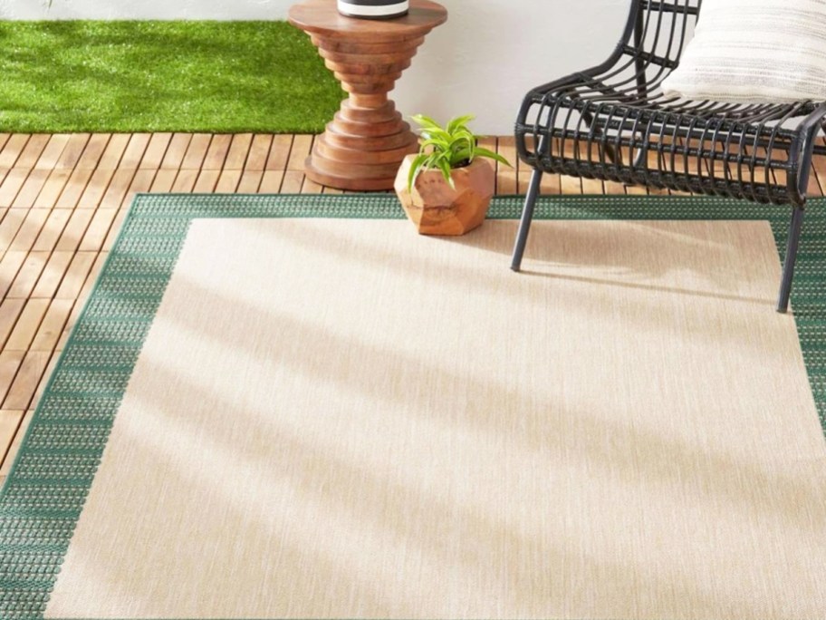beige patio rug with green border