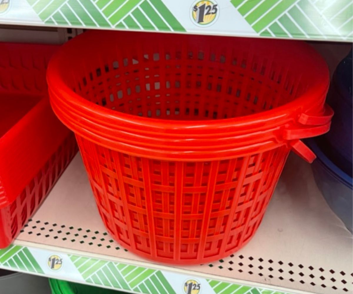 سلة تخزين بلاستيكية حمراء مستديرة على رف المتجر