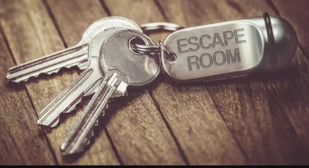 Schlüssel mit Escape-Room-Tag darauf