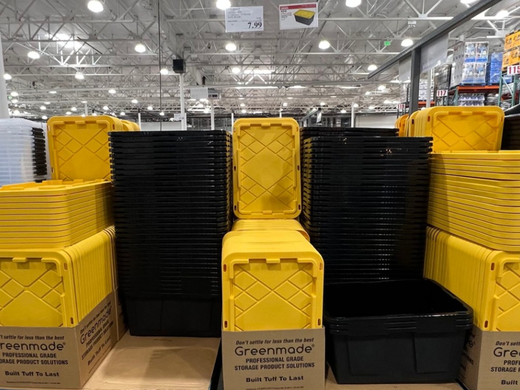 Greenmade-Behälter mit gelben Deckeln, gestapelt im Costco-Laden