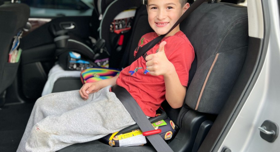 kid-sitting-on-BubbleBum-Inflatable-Booster-seats-in-the-car مقعد معزز قابل للنفخ بسعر 26 دولارًا فقط على أمازون (مثالي للسفر في الصيف)