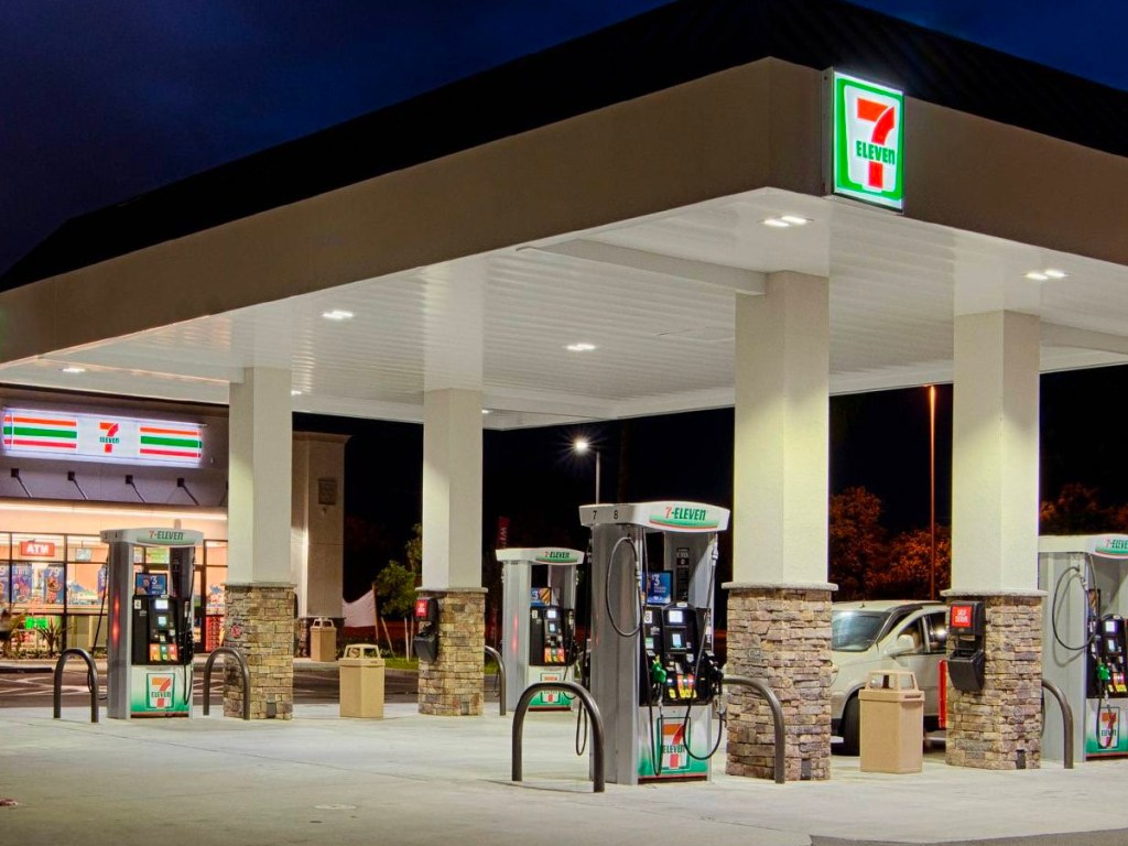 7/11 gas station outside view