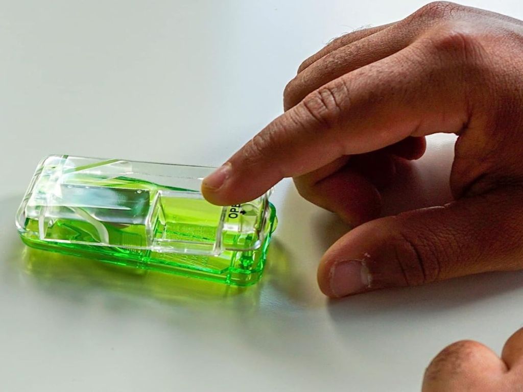 A green pill cutting device