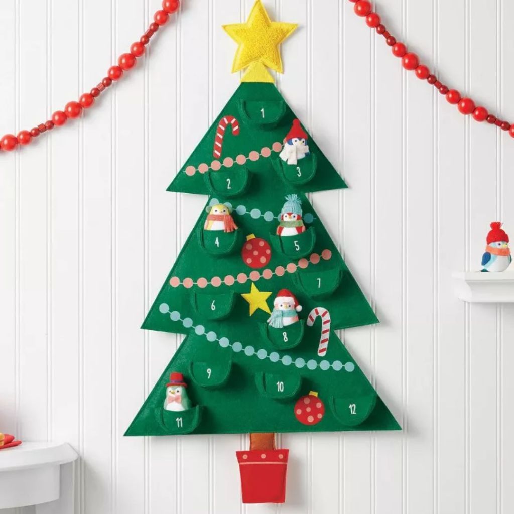الهدف 31.25" شجرة قماشية من Featherly Friends مع طيور معلقة للعد التنازلي لعيد الميلاد باللون الأخضر - Wondershop™