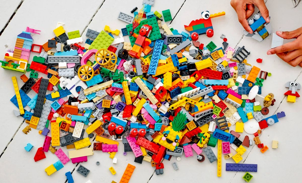 مجموعة بناء LEGO Classic 90 Years of Play مع 15 بناء صغير