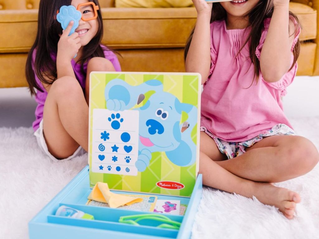 طفلان يلعبان مع ميليسا آند دوغ بلوز كلوز تايم للنظارات