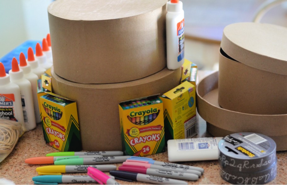 School-Supply-Cake-Ingredients "كعكة" يمكنك صنعها بنفسك من قائمة مستلزمات المدرسة