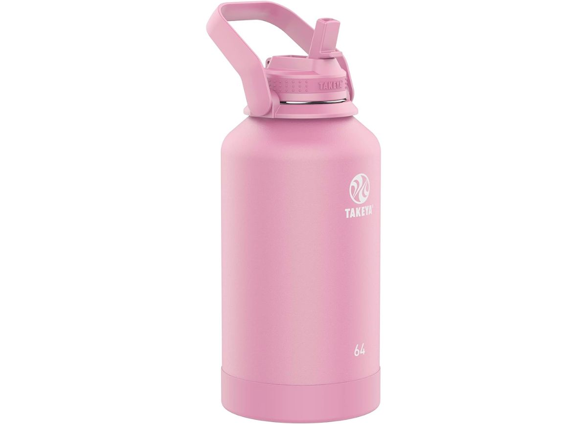 eine rosa-lavendelfarbene Wasserflasche von Takeya mit einem Fassungsvermögen von 64 Unzen