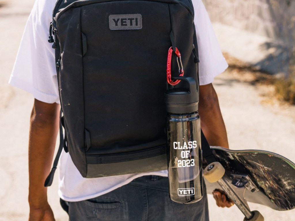 YETI-Yonder-Water-Bottle تخصيص مجاني على أدوات الشرب YETI |  أكواب وأكواب مخصصة والمزيد تبدأ من 20 دولارًا