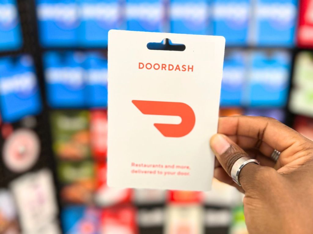 hand-holding-doordash-gift-card خصم يصل إلى 20% على بطاقات الهدايا الإلكترونية لأعضاء أمازون برايم |  DoorDash وInstacart وGAP وUnder Armor والمزيد