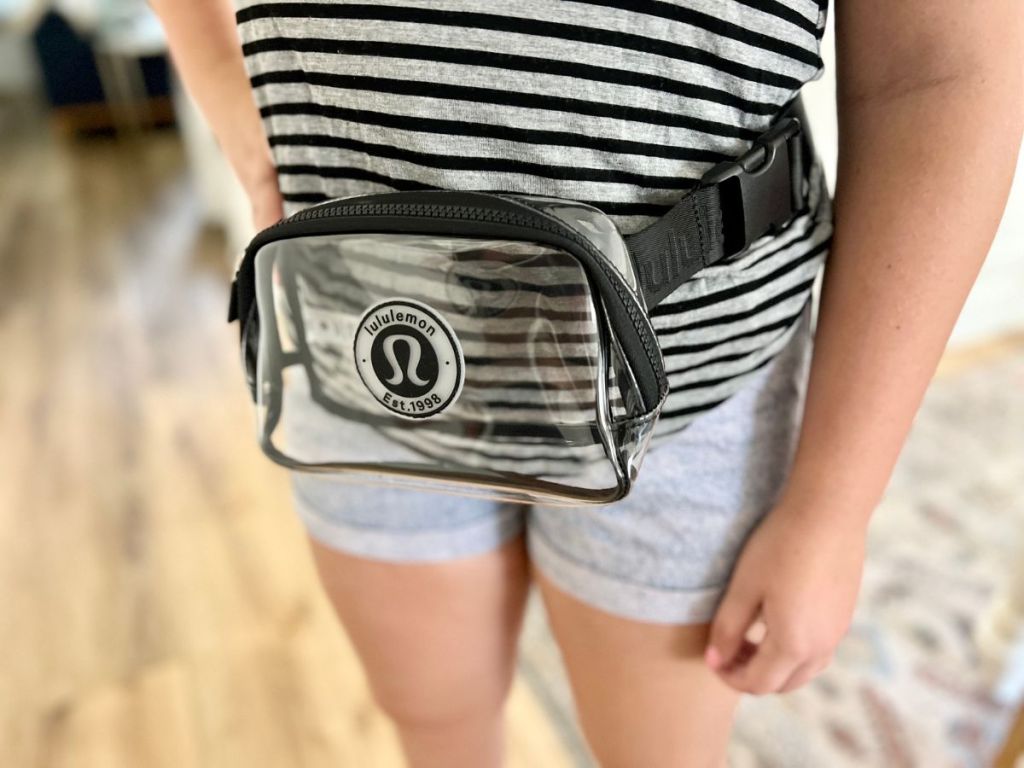 lululemon-clear-belt-bag-around-waist أكياس lululemon الشفافة تم شحنها مقابل 38 دولارًا فقط (مثالية للحفلات الموسيقية والمهرجانات والمزيد!)