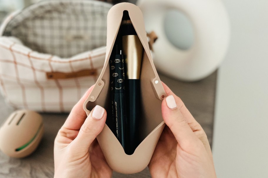 The Ultimate List of Gifts for Travelers (Almost All Under $30!)