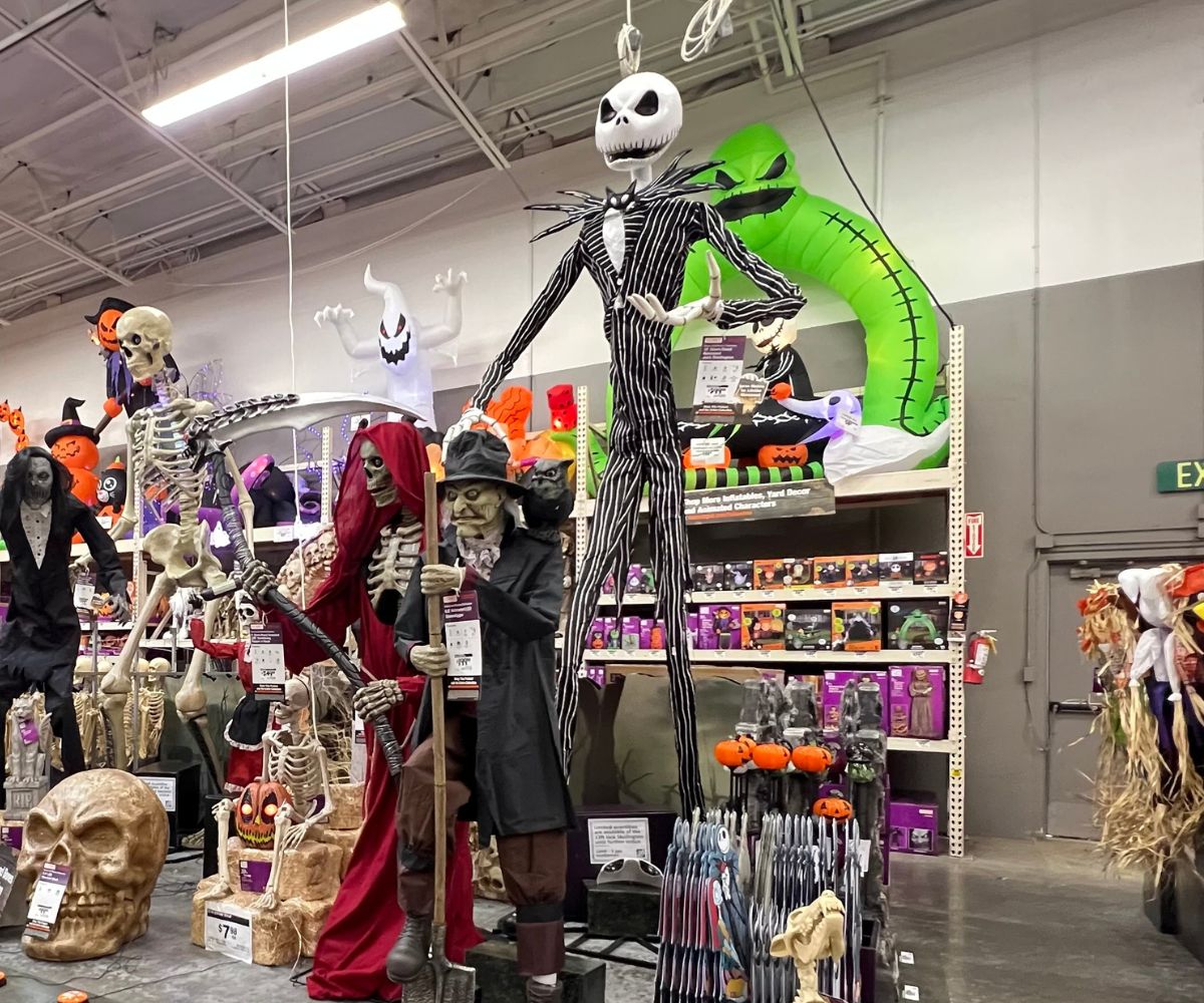 12-foot-animated-jack-skellington ديكور هوم ديبوت الجديد للهالوين |  هيكل عظمي طويل القامة بطول 5 بوصات مع عيون LED فقط 29.98 دولارًا + المزيد