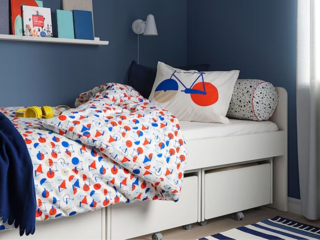 kids twin size bed with duvet cover and pillowcase with bicycles