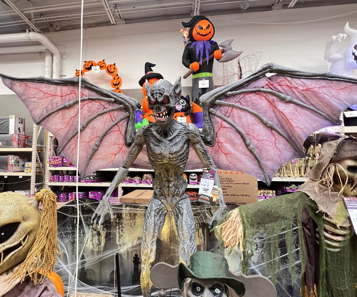 Home-Accents-Holiday-12.5-ft.-Wide-Animated-Predator-of-the-Night- ديكور هوم ديبوت الجديد للهالوين |  هيكل عظمي طويل القامة بطول 5 بوصات مع عيون LED فقط 29.98 دولارًا + المزيد