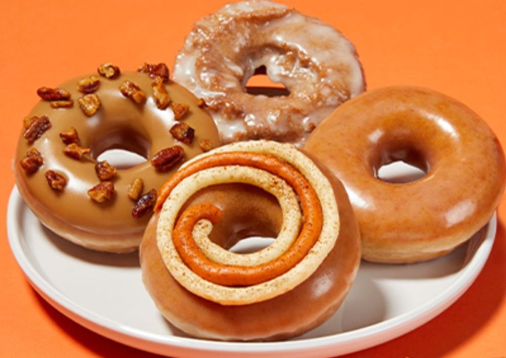 طبق من جميع أنواع الدونات الأربعة الجديدة من Pumpkin Spice في Krispy Kreme