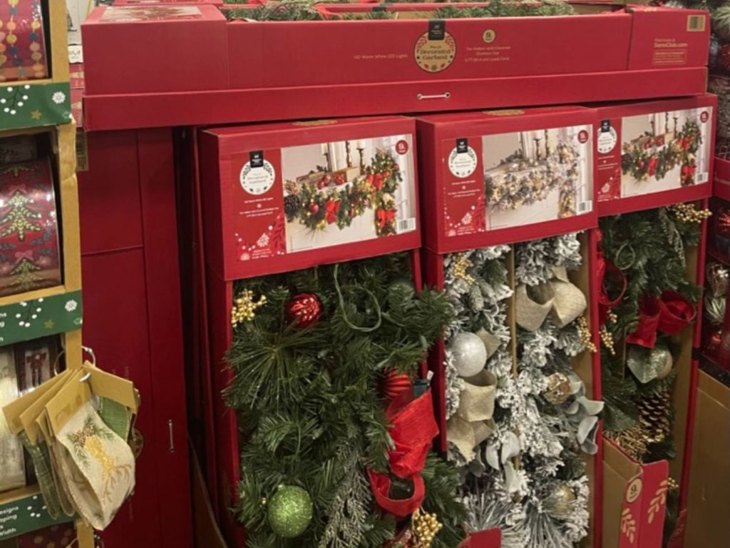 Sams-Club-Christmas-Mantle-Greenery تصفية عيد الميلاد في نادي سام |  خصومات كبيرة على ديكورات جنوم والأضواء الخارجية والمزيد!